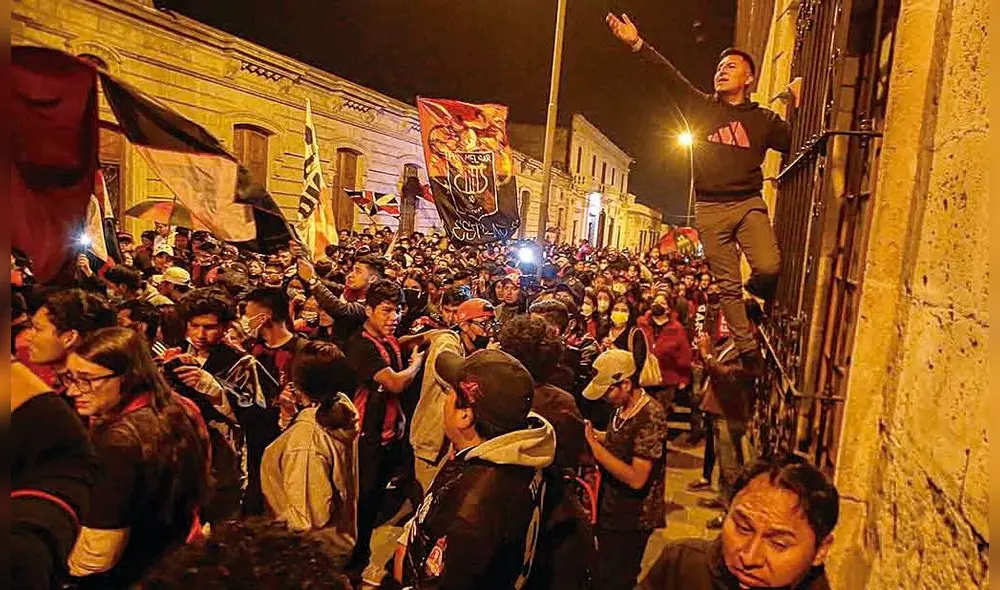 Apoyo total. Hinchas le demostraron su apoyo a Melgar con banderazo. Foto: Rodrigo Talavera/ La República
