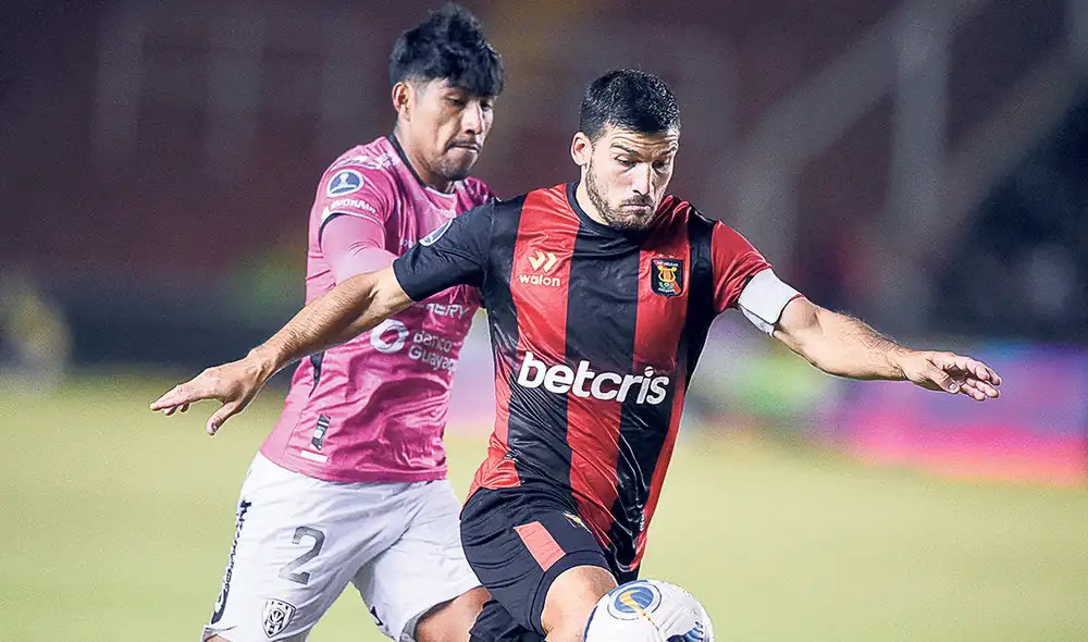 Esfuerzo. Bernardo Cuesta luchando por el balón con la defensa ecuatoriana durante el cotejo. Foto: AFP Esfuerzo. Bernardo Cuesta luchando por el balón con la defensa ecuatoriana durante el cotejo. Foto: AFP