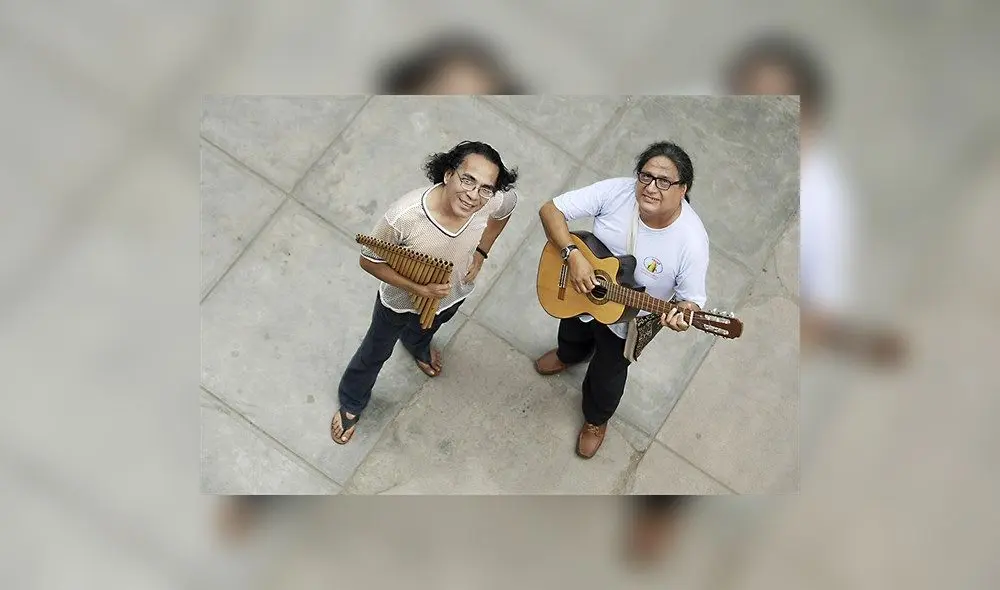 Piero Bustos, con guitarra, junto al coautor del libro, Ricardo Silva. Fotografía: Andina. Piero Bustos, con guitarra, junto al coautor del libro, Ricardo Silva. Fotografía: Andina.