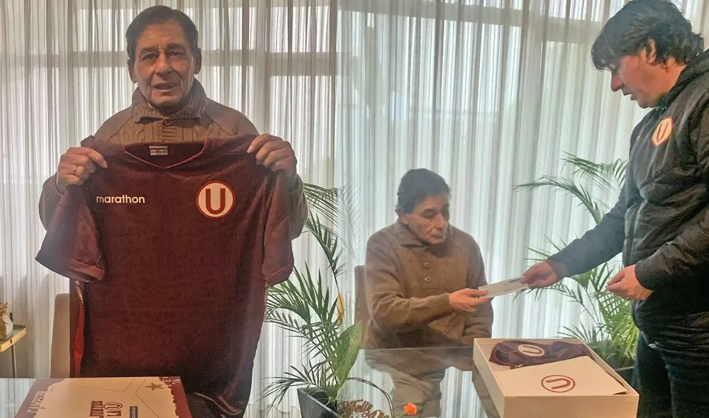 El 'Niño Terrible' fue visitado por gente de Universitario y recibió una donación para solventar los gastos de su salud. Foto: composición LR/Universitario