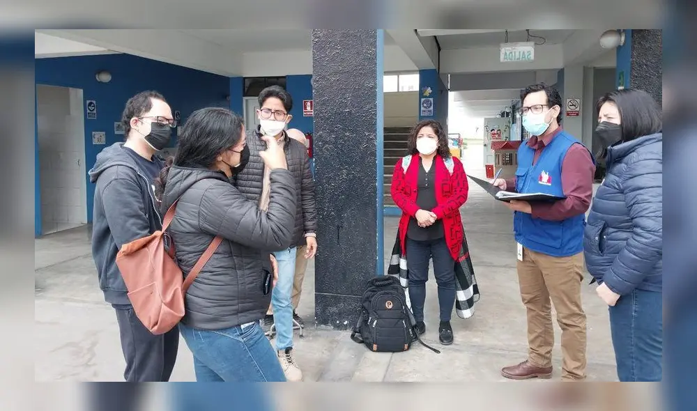 El 5 de septiembre, los jóvenes asistieron a su primer día de clases; sin embargo, la institución no contaba con intérpretes de lengua de señas. Foto: Twitter/Defensoría del Pueblo
