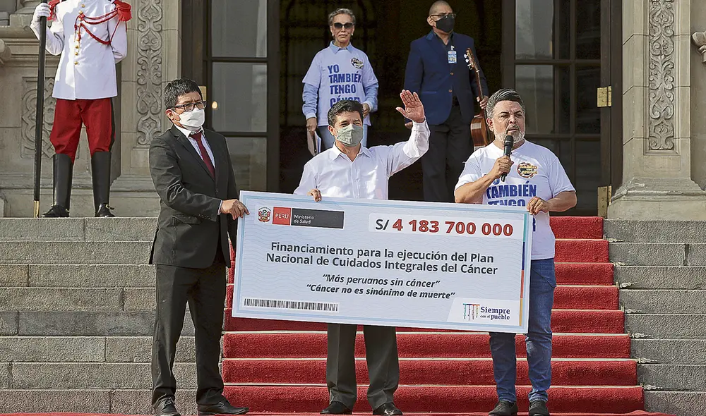 Junto al ministro de Salud y Chibolín, prometió un monto que hoy es imposible ejecutar. Foto: difusión Junto al ministro de Salud y Chibolín, prometió un monto que hoy es imposible ejecutar. Foto: difusión