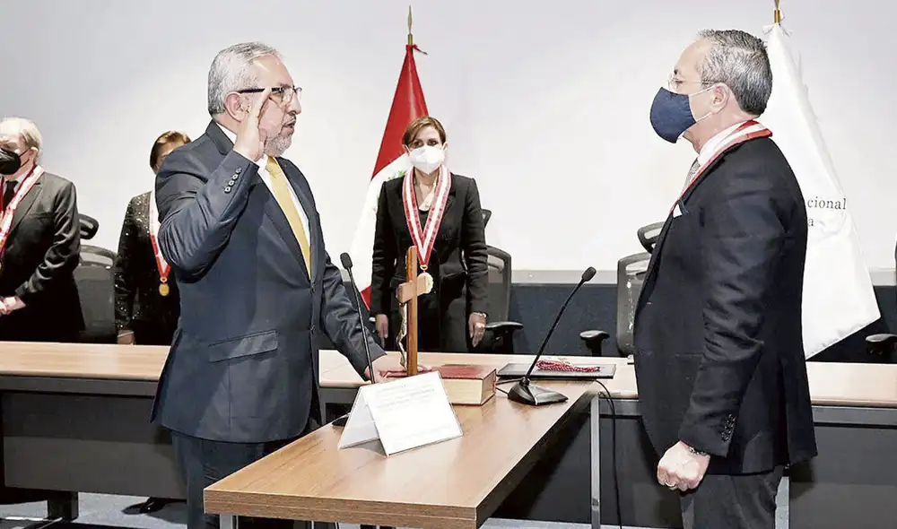 Todo el poder. Juan Fernández Jerí juró como jefe de la Autoridad Nacional de Control, a pesar de la grave imputación en su contra que quedó irresuelta. Foto: JNJ