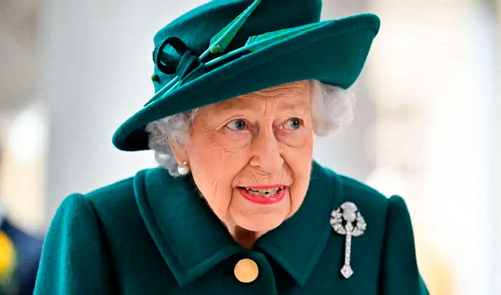 Una de las últimas presentaciones en público de la reina Isabel II con el príncipe Luis de Cambridge. Foto: AFP