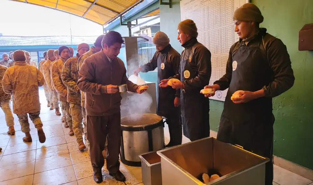 El mandatario compartió desayuno, conformado por una taza de avena y pan, junto a militares. Foto: Presidencia de la República del Perú