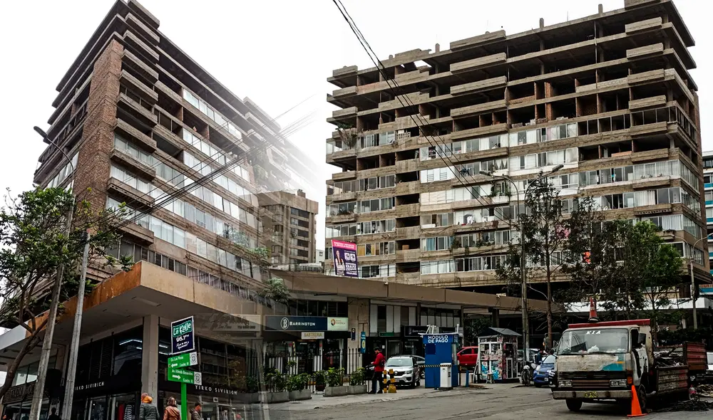 El edificio, que se ubica en el cruce de la av. Benavides y la calle Los Pinos, tiene 9 de sus 11 pisos habitados pese a estar inacabado. Foto: composición de Fabrizio Oviedo/La República El edificio, que se ubica en el cruce de la av. Benavides y la calle Los Pinos, tiene 9 de sus 11 pisos habitados pese a estar inacabado. Foto: composición de Fabrizio Oviedo/La República