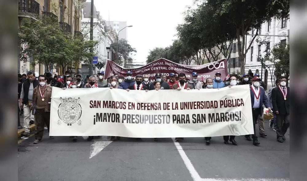 Trabajadores y estudiantes de la UNMSM marcharon para exigir mayor presupuesto. Foto: Marco Cotrina/La República