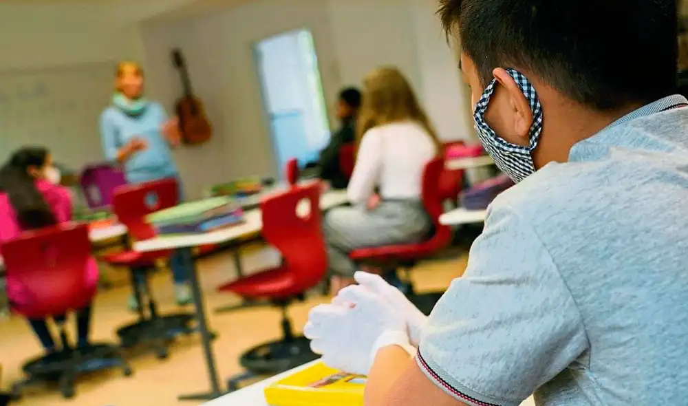 Los padres reclamaron que la maestra no ha sido suspendida de su cargo. Foto: La Vanguardia Los padres reclamaron que la maestra no ha sido suspendida de su cargo. Foto: La Vanguardia