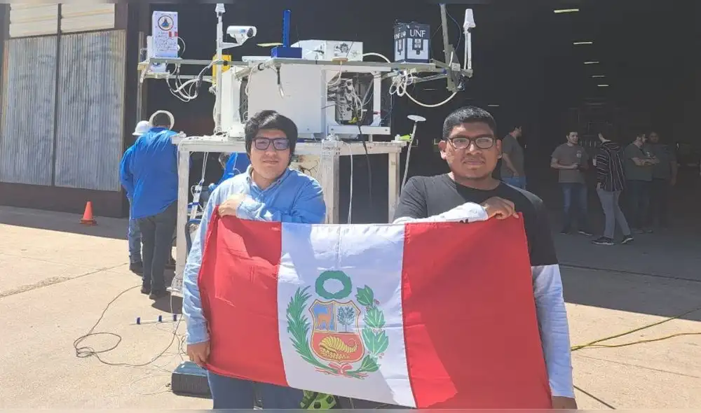 Dario Huanca y Ramiro Tintaya en las instalaciones de la NASA en Fort Summer, en Nuevo México. Foto: UNI