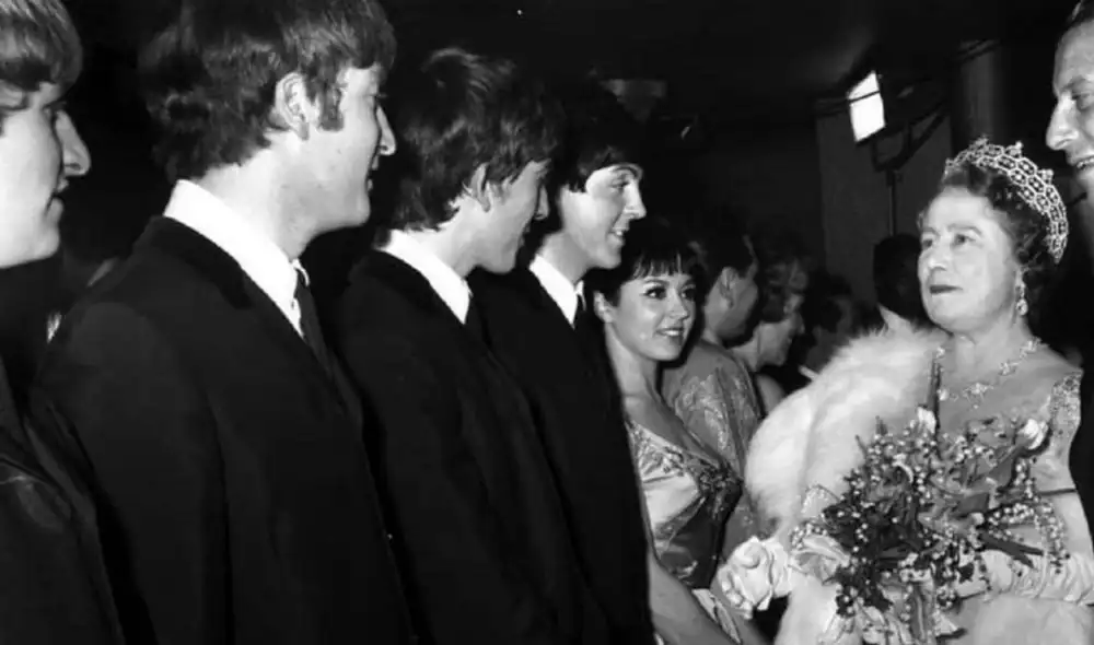 La reina Isabel II y los Beatles. Foto: archivo La reina Isabel II y los Beatles. Foto: archivo