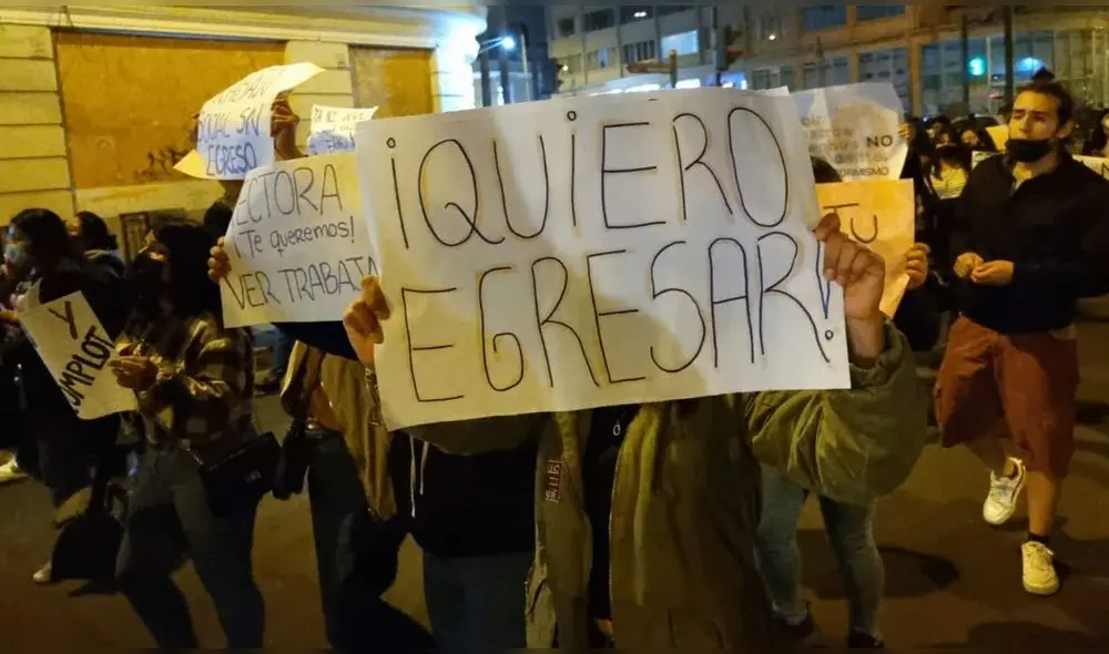 Decenas de jóvenes marcharon frente a la Universidad Nacional Federico Villarreal para exigir que la casa de estudios les emita una constancia de egreso. Foto: Joel Robles/URPI-LR Decenas de jóvenes marcharon frente a la Universidad Nacional Federico Villarreal para exigir que la casa de estudios les emita una constancia de egreso. Foto: Joel Robles/URPI-LR