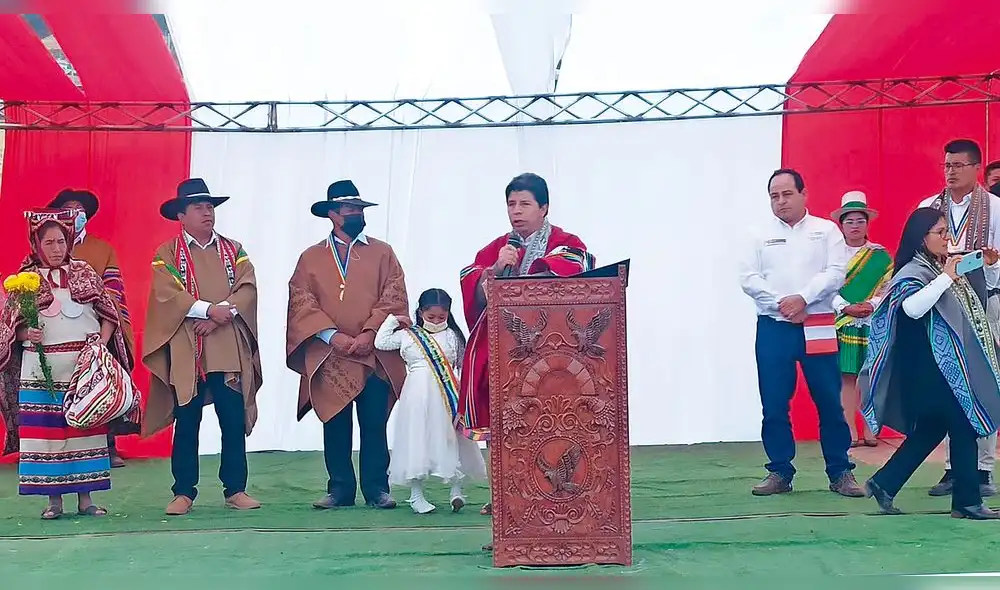 Las dos caras de la moneda. Pedro Castillo visitó Cusco, en el centro textil un grupo de ciudadanos lo esperó para pedir su renuncia. En Andahuasi lo aclamaron. Foto: La República Las dos caras de la moneda. Pedro Castillo visitó Cusco, en el centro textil un grupo de ciudadanos lo esperó para pedir su renuncia. En Andahuasi lo aclamaron. Foto: La República