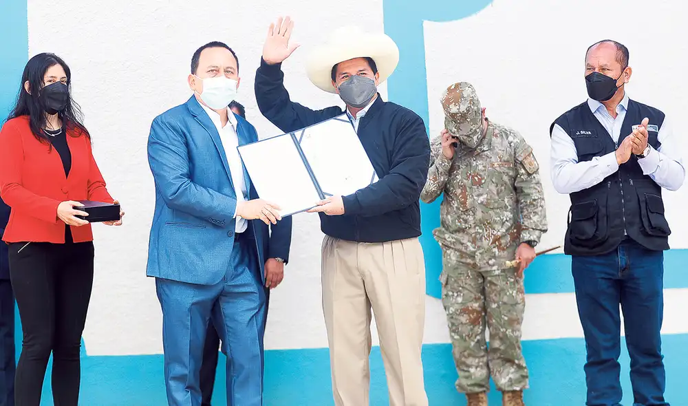 En el terruño. El 13 de setiembre de 2021, el presidente Pedro Castillo visitó Tacabamba y se presentó con el alcalde Walter Agip en un mitin donde también estuvo el exministro Juan Silva. Foto: Presidencia En el terruño. El 13 de setiembre de 2021, el presidente Pedro Castillo visitó Tacabamba y se presentó con el alcalde Walter Agip en un mitin donde también estuvo el exministro Juan Silva. Foto: Presidencia