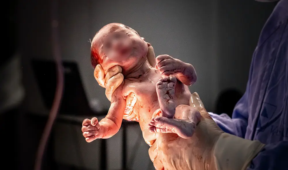 Los progenitores del bebé fueron dos mujeres y un hombre. Foto: referencial / Pexels