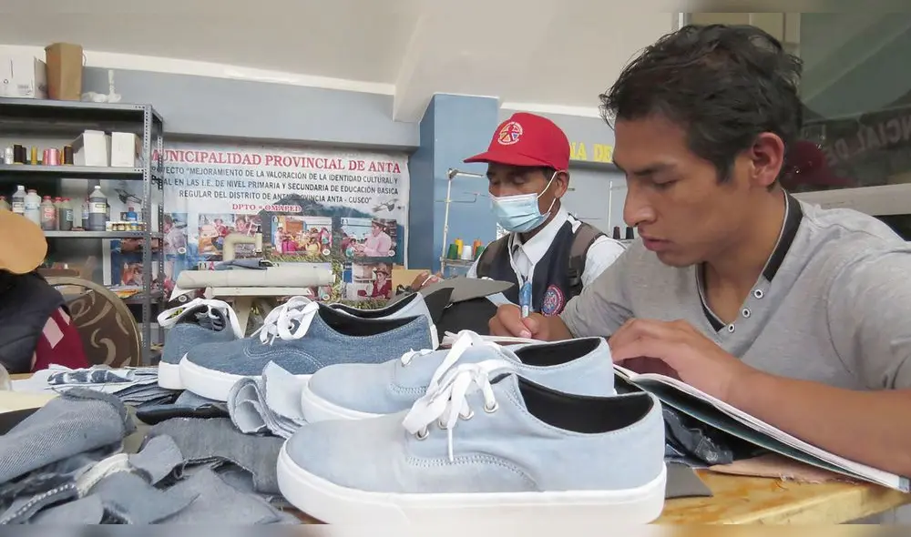 Taller de calzado. Asociación está formada por 300 personas con discapacidad que se turnan para el trabajo. Foto: La República