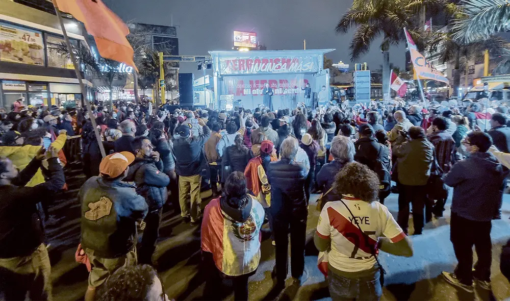 Memoria. Familiares de policías asesinados en la época del terrorismo participaron en la movilización por la captura de Guzmán el 12 de setiembre de 1992. Foto: URPI/LR