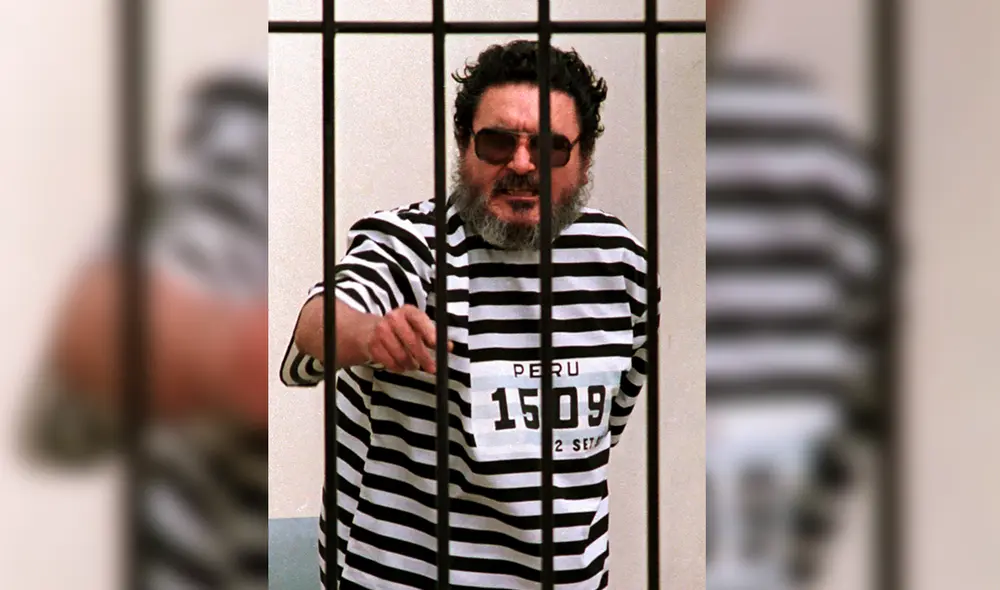 Abimael Guzmán con traje a rayas, el día de su presentación a la prensa. Foto: La República