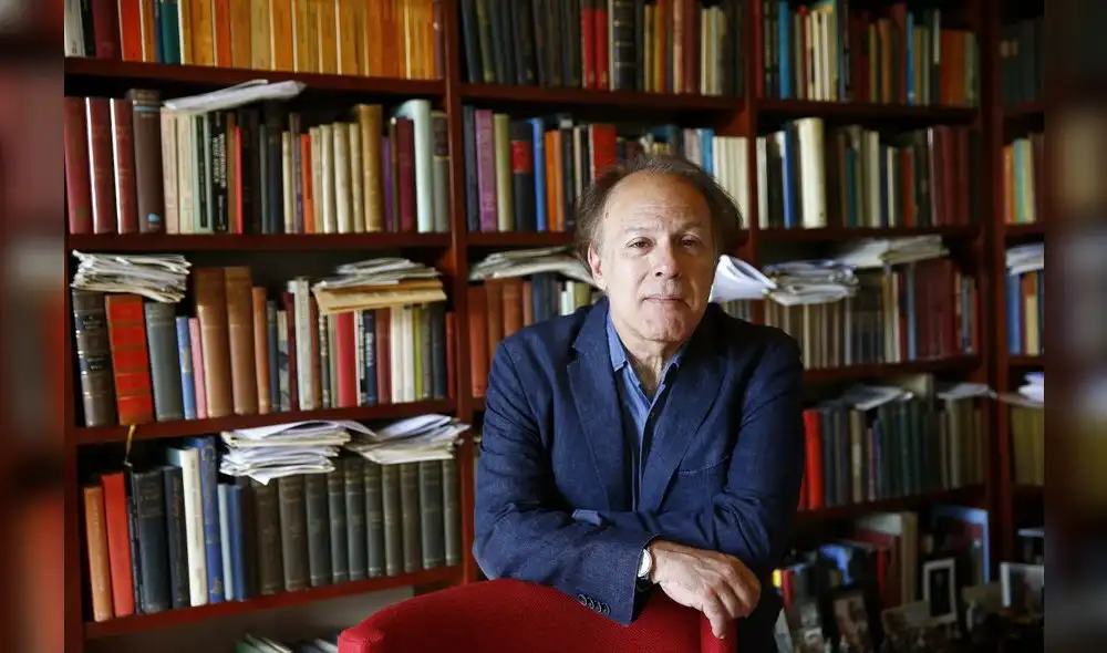 Escritor y académico español Javier Marías en su biblioteca de Madrid. Fotografía: Agencia EFE.