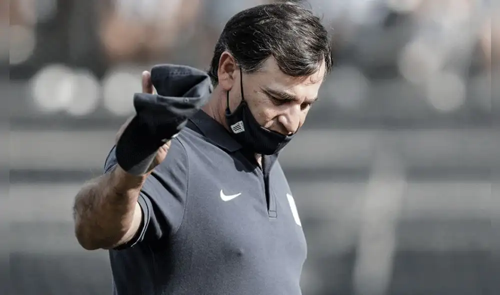 Carlos Bustos dejó de ser director técnico del club blanquiazul. Foto: Luis Jiménez/GLR