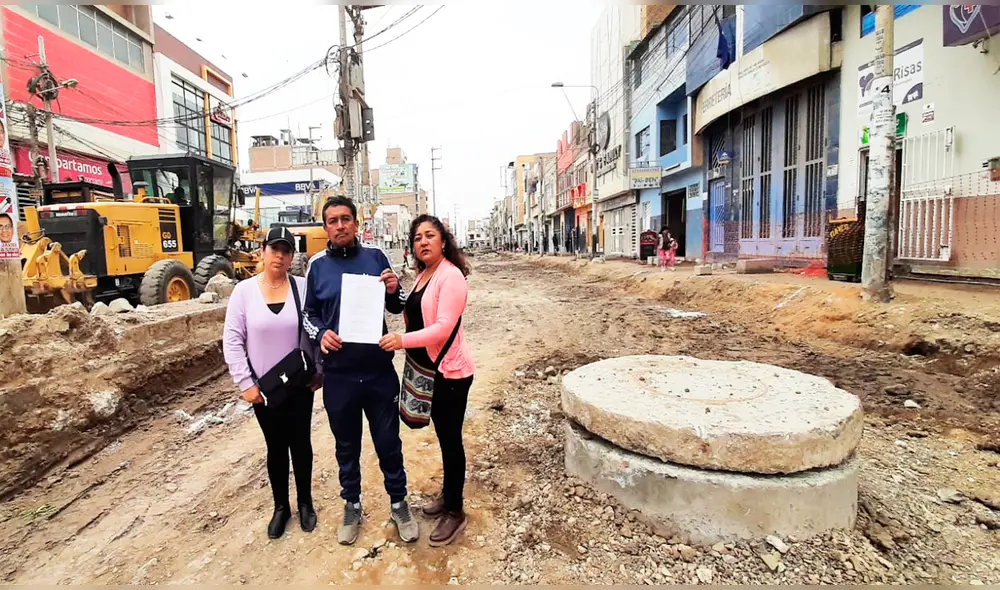 Vecinos y regidor James Prado (en el medio) se pronunciaron por trabajos en avenida El Dorado. Foto: Carlos Romero/La República