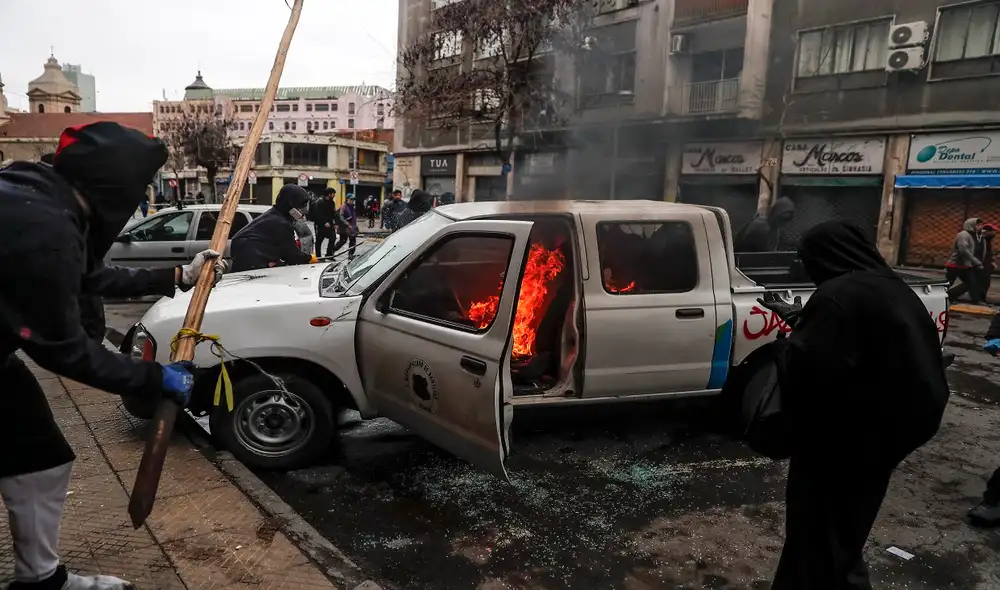 Manifestantes incendiaron un vehículo del municipio durante la conmemoración del 49 aniversario del golpe de Estado militar de Augusto Pinochet en 1973. Foto. AFP