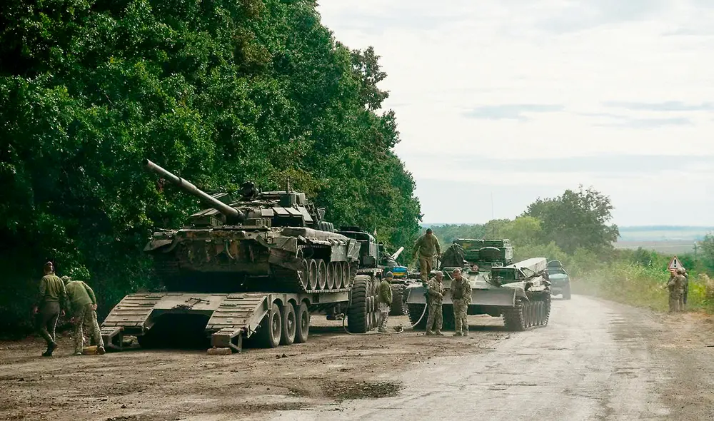 Captura. Soldados ucranianos inspeccionan tanque ruso. Foto: AFP Captura. Soldados ucranianos inspeccionan tanque ruso. Foto: AFP
