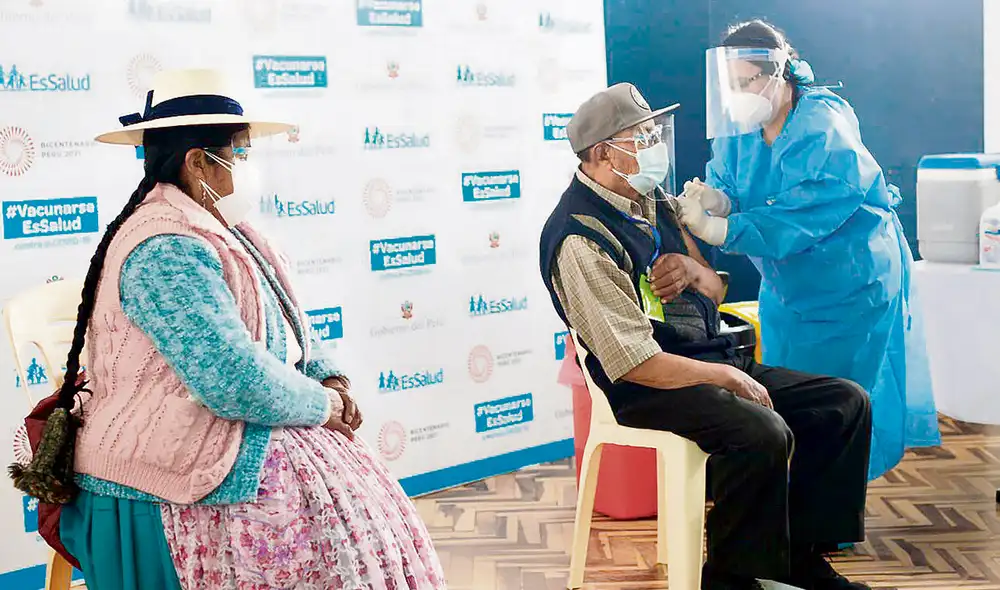 En riesgo. El 80% de los fallecidos son adultos mayores que no completaron la cuarta dosis. Foto: Juan Carlos Cisneros/ La República En riesgo. El 80% de los fallecidos son adultos mayores que no completaron la cuarta dosis. Foto: Juan Carlos Cisneros/ La República