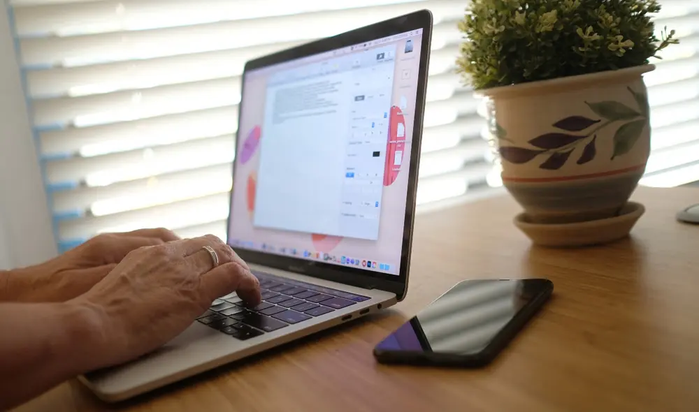 El pago de servicios y provisión de equipos serán asumidos por el empleador, salvo "pacto en contrario" con los colaboradores. Foto: AFP El pago de servicios y provisión de equipos serán asumidos por el empleador, salvo "pacto en contrario" con los colaboradores. Foto: AFP