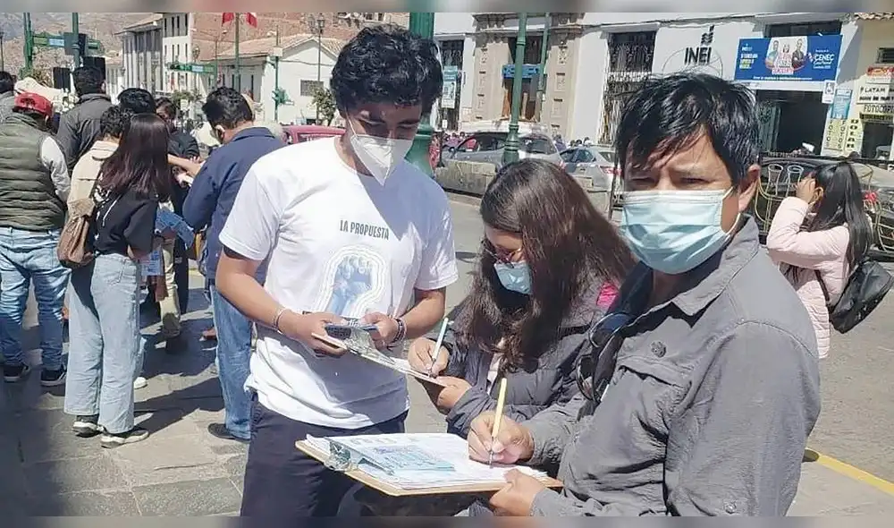 Labor. Voluntarios recorren las calles de Cusco. Foto: La República Labor. Voluntarios recorren las calles de Cusco. Foto: La República