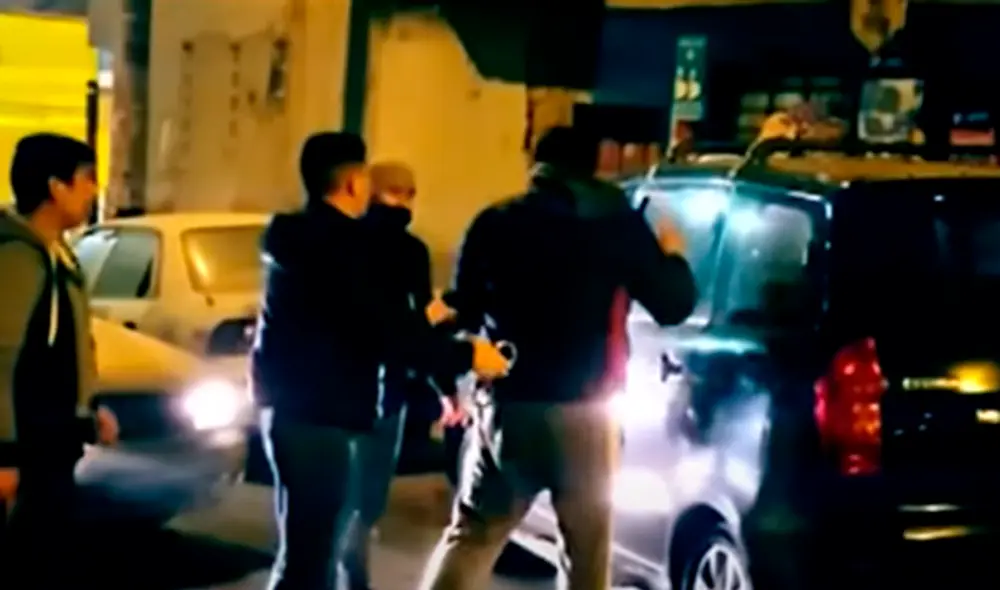 Los delincuentes abandonaban en plena calle a sus víctimas luego de robarlos. Foto captura Panamericana