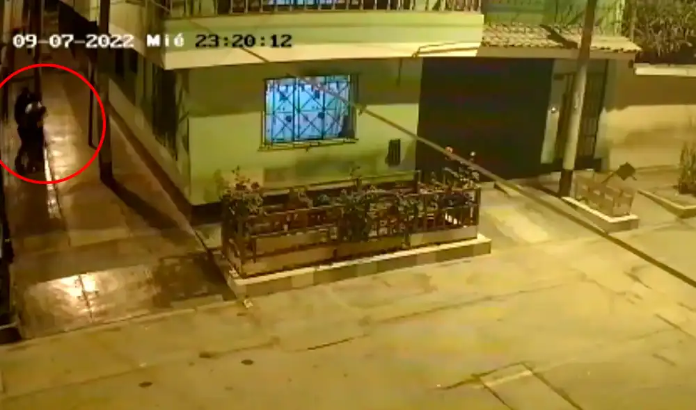 Indignados vecinos capturaon a los ladrones para llevarlos ante la PNP; sin embargo, fueron liberados. Foto: captura de América TV Indignados vecinos capturaon a los ladrones para llevarlos ante la PNP; sin embargo, fueron liberados. Foto: captura de América TV