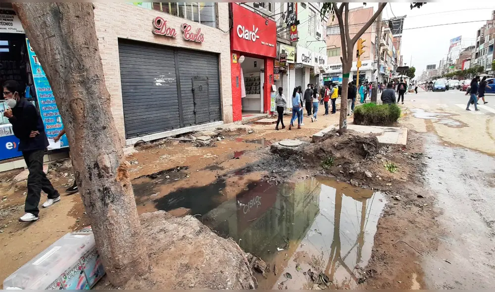 Se ha reportado colapso de desagües en la cuadra 12 de la avenida José Balta. Foto: Carlos Romero/La República
