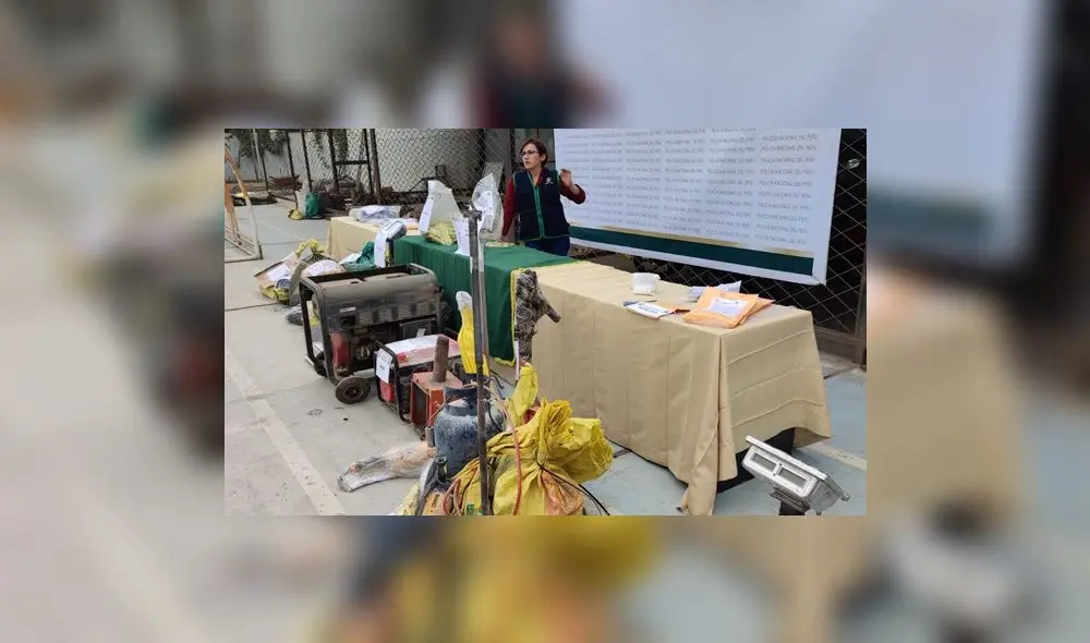 Fiscal muestra algunos de los equipos decomisados. Foto: MP