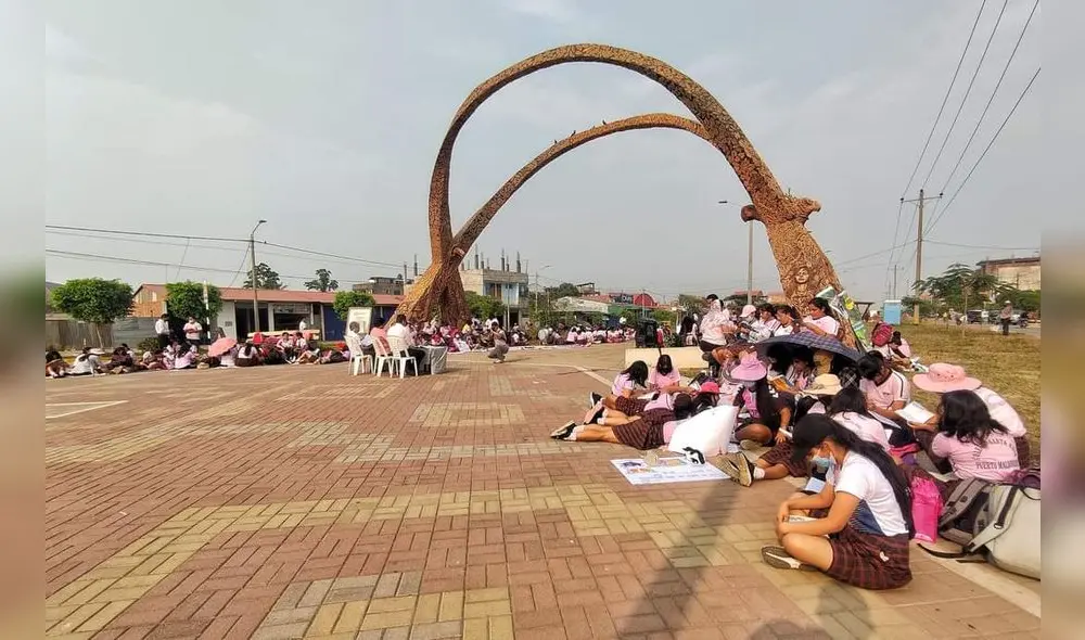 Las escolares se trasladaron hasta el Arco de la Biodiversidad para leer. Foto: GORE Madre de dios