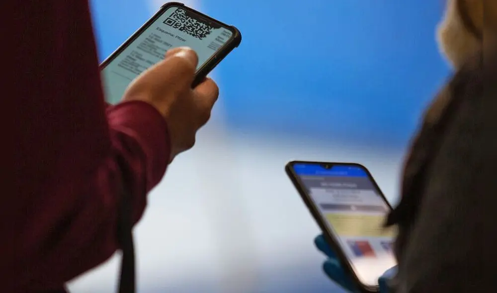 De acuerdo al Minsal, 1 630 989 de personas aún pueden actualizar su documento luego de colocarse la cuarta de dosis. Foto: La Tercera De acuerdo al Minsal, 1 630 989 de personas aún pueden actualizar su documento luego de colocarse la cuarta de dosis. Foto: La Tercera