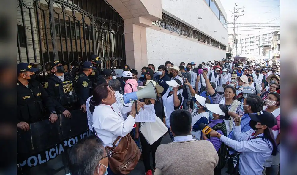 Los comerciantes se movilizaron hasta las oficinas municipales en la calle El Filtro. Foto: Rodrigo Talavera/La República