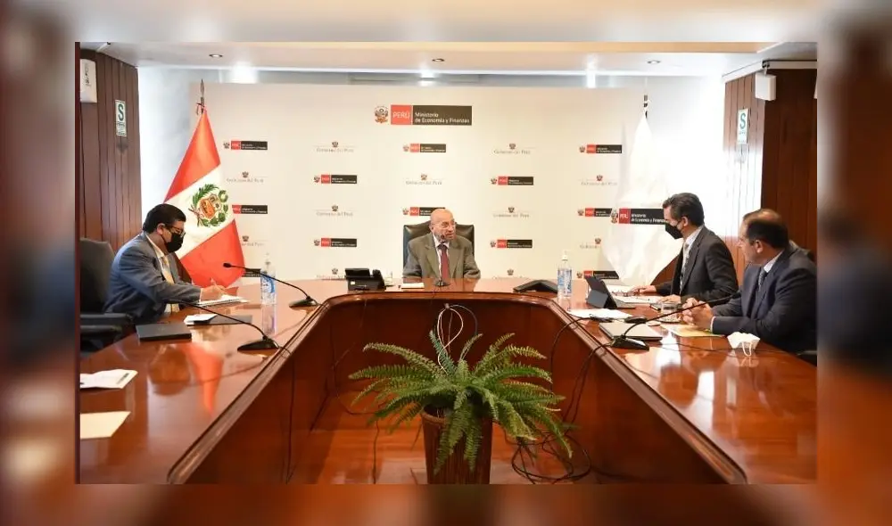 El ministro Kurt Burneo sigue explicando los alcances del nuevo Plan Impulso Perú para reactivar la economía nacional. Foto: MEF