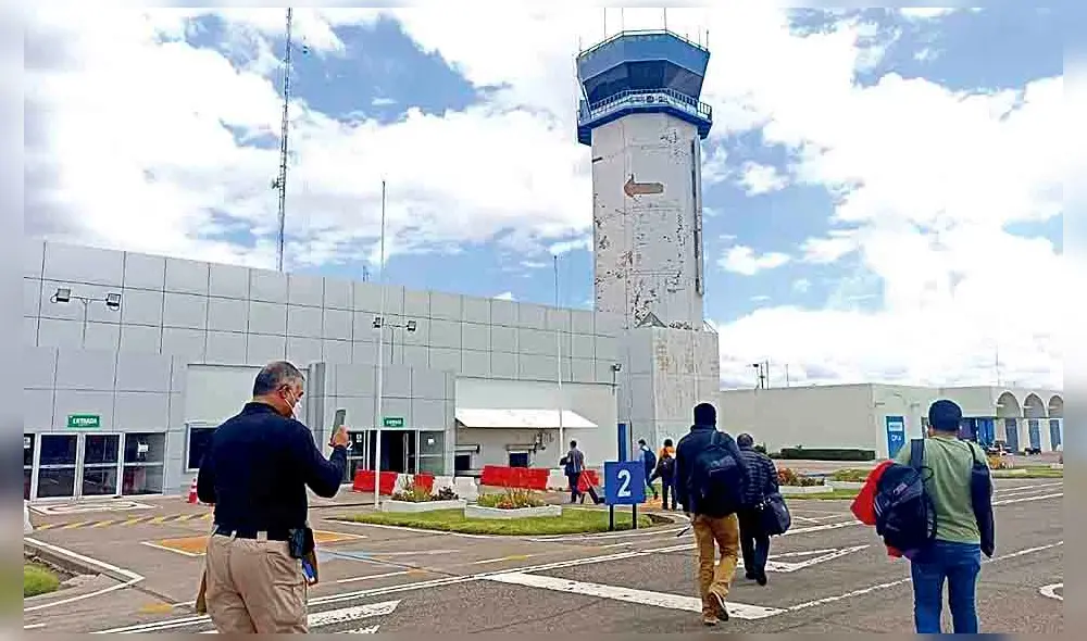 Problema. Cierre de aeropuerto genera controversia.
