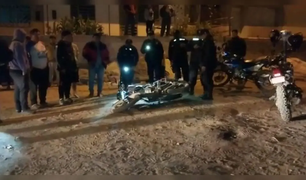 Motocicleta quedó tirada en el lugar del ataque. Foto: PNP