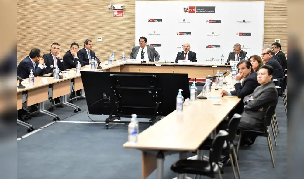 Kurt Burneo y representantes de gremios empresariales. Foto: MEF Kurt Burneo y representantes de gremios empresariales. Foto: MEF