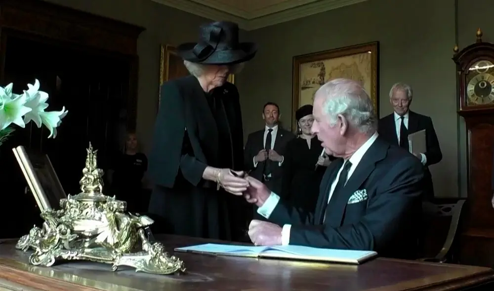 Después de mancharse con la tinta de un bolígrafo fallido, el monarca expresó su enojo delante de los espectadores. Foto: captura de YouTube/T13