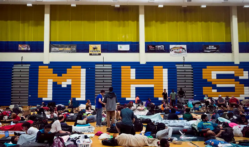 Un alumno, que salió corriendo, provocó que el resto lo siguiera rápidamente. Foto: AFP Un alumno, que salió corriendo, provocó que el resto lo siguiera rápidamente. Foto: AFP