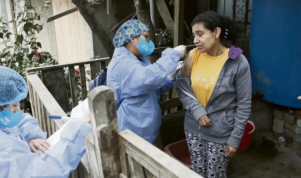 Protección. Los mayores de 18 años pueden ponerse hoy su cuarta dosis contra la COVID-19. Foto: Marco Cotrina/La República