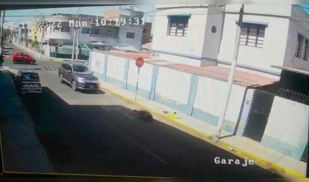 Evidencia. Video registra momento de atropello y como vehículo no para tras ello. Foto: captura/ difusión