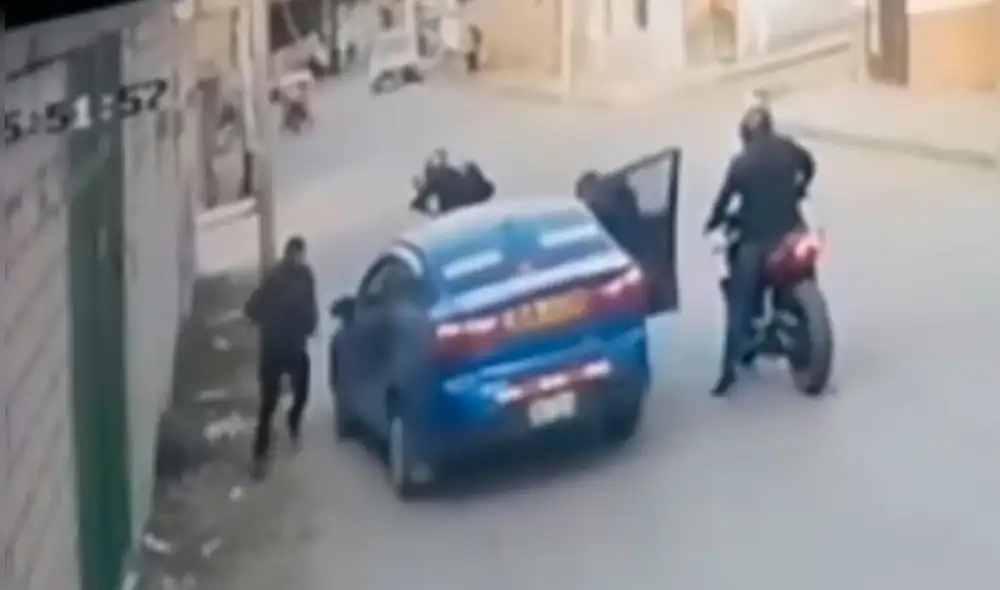 A los delincuentes les tomó menos de 30 segundos llevarse el dinero. Foto: captura de El Informante Cajamarca A los delincuentes les tomó menos de 30 segundos llevarse el dinero. Foto: captura de El Informante Cajamarca