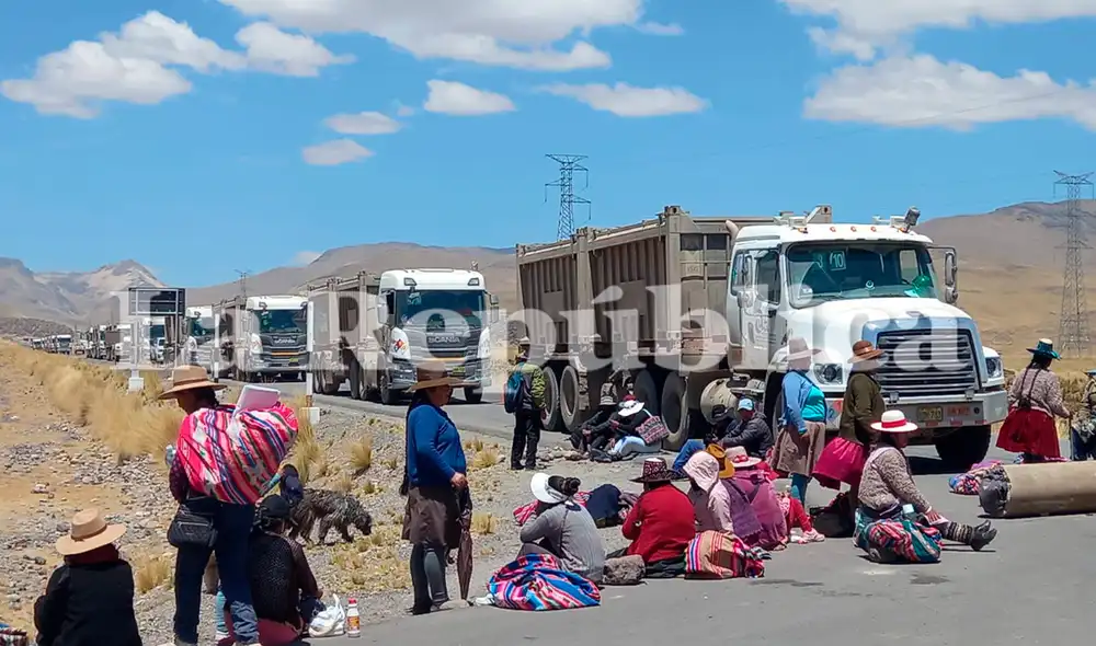 Protesta de comunidades originarias de Espinar en el corredor minero. Foto: cortesía coordinación de comunidades Protesta de comunidades originarias de Espinar en el corredor minero. Foto: cortesía coordinación de comunidades