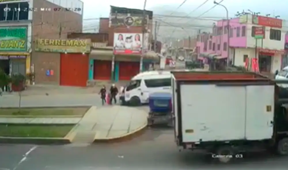 Familia exige justicia y que se detenga al conductor de la combi. Foto: captura de cámaras de seguridad
