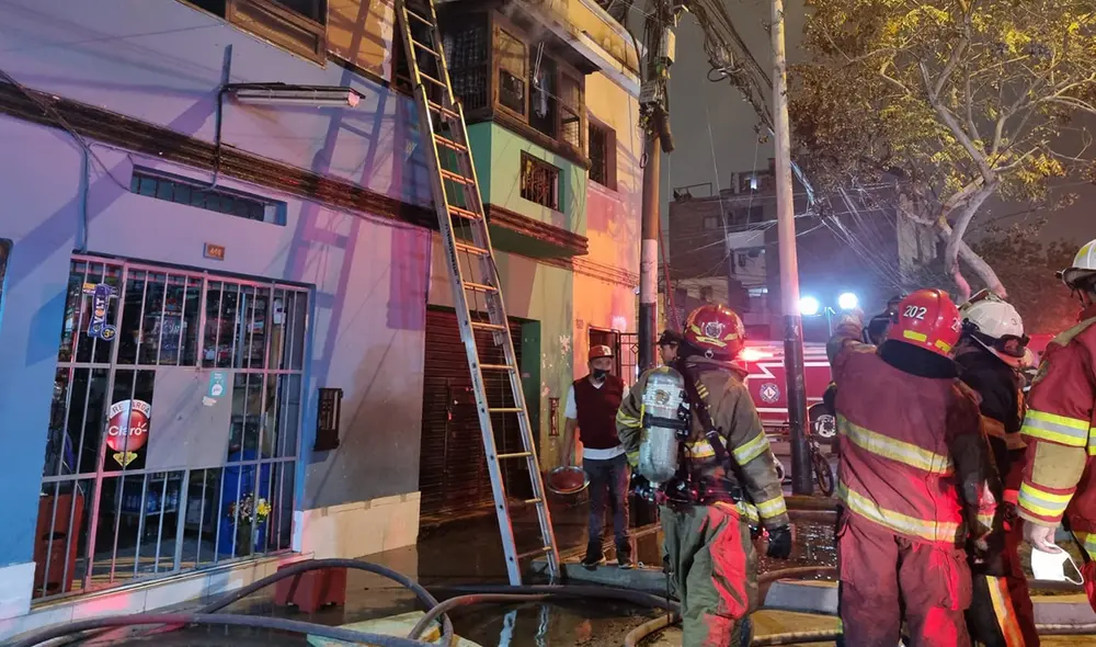 Bomberos trabajaron por extinguir las llamas que consumían la vivienda afectada. Foto: Omar Coca / URPI-LR Bomberos trabajaron por extinguir las llamas que consumían la vivienda afectada. Foto: Omar Coca / URPI-LR