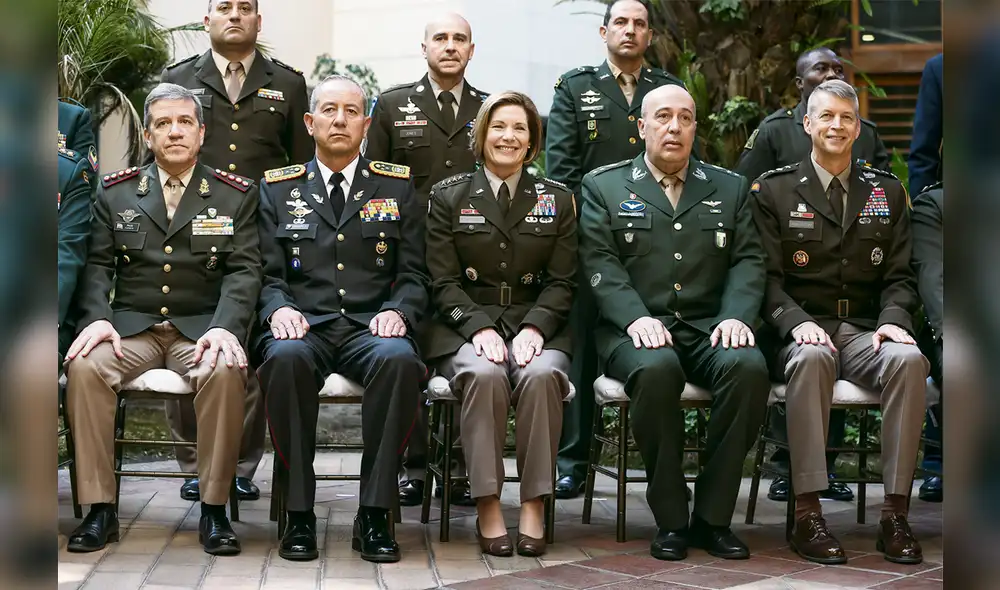 La comandante. La general estadounidense Laura Richardson posa con generales de los ejércitos de varios países de la región. Foto: EFE