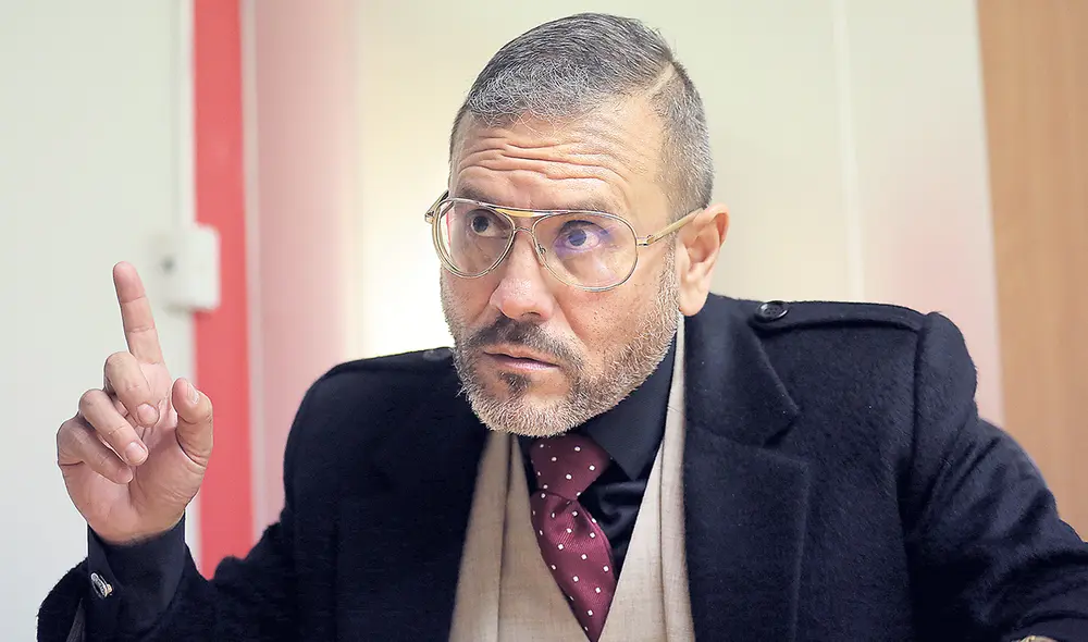 Protesta. Exfiscal Martín Salas advierte caos en Fiscalía por maniobras contra las investigaciones de casos de corrupción. Foto: John Reyes/La República Protesta. Exfiscal Martín Salas advierte caos en Fiscalía por maniobras contra las investigaciones de casos de corrupción. Foto: John Reyes/La República